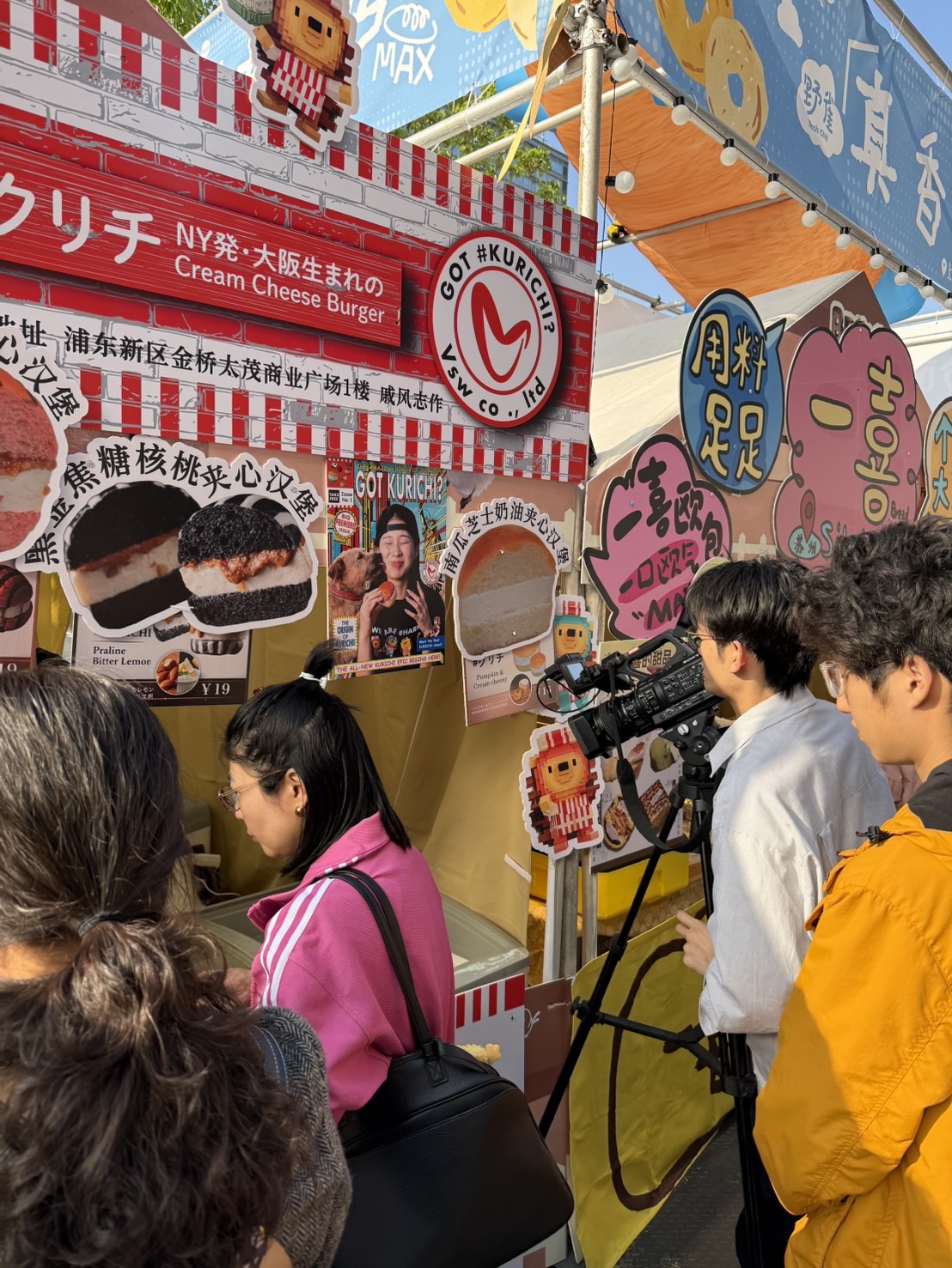 #クリチ ブースで取材を受ける様子